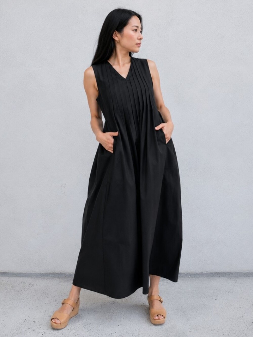 BLACK CRANE PLEATED VNECK MAXI DRESS IN BLACK